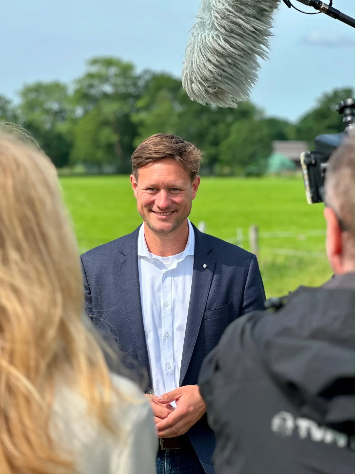 Kim Fürwentsches während eines Interviews im Landkreis Osterholz